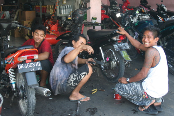 ニコニコのバイク屋　ウブド　バリ　インドネシア